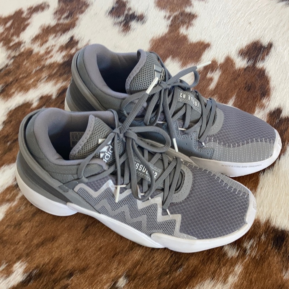 Basketball shoes